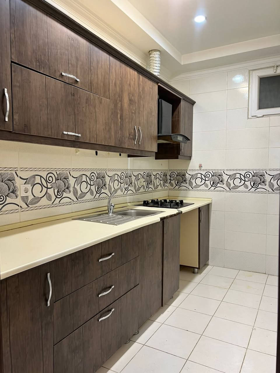 شقه للايجار واجهه داخلي روز تاور طريق كويه غرفه وصاله ب200دولار
***********
