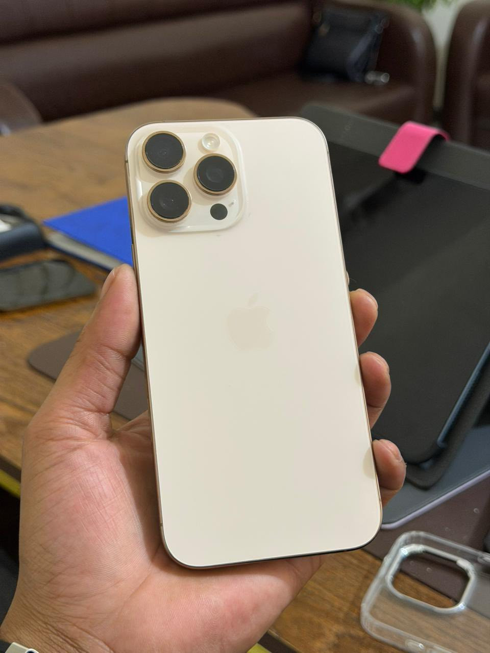 � للبيع iPhone 16 Pro Max
✨ ذاكرة: 256GB
🔋 البطارية: 100%
🎨 اللون: صحراوي (Desert Titanium)
💎 الحالة: جديد بمعنى الكلمة، نظيف جداً وما بيه أي خدش (زلغ)

📦 الجهاز استخدام خفيف جداً وكأنه توه طالع من الكرتونه السعر 1500 وبي مجال مليون و 495 وبي مجال 
وتساب ***********
مكاني بغداد زيونه
