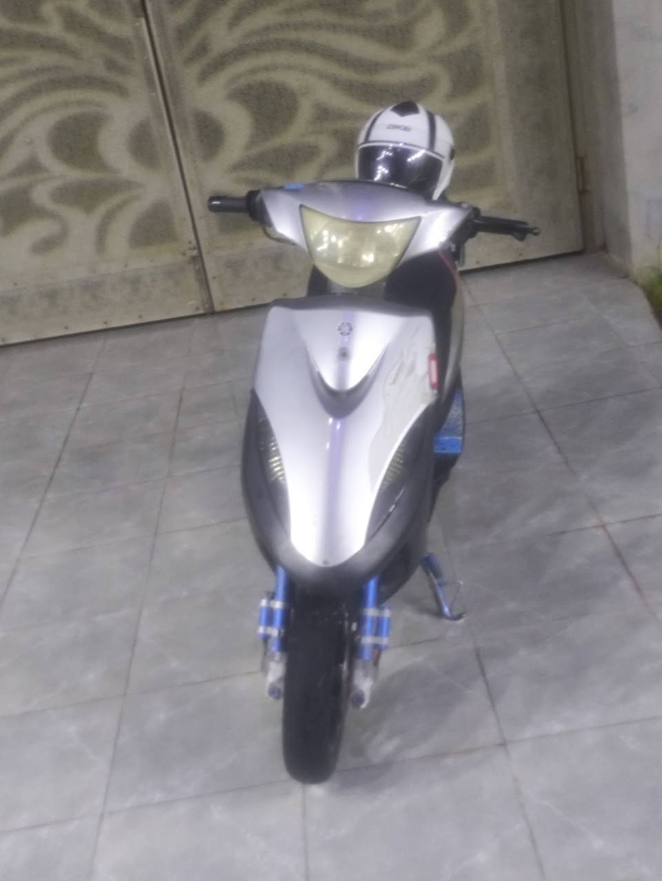 دراجة للبيع ماكس عدلة
محركها بلاد بوشه 55 شلعه ومعدل
دراجة نكرة سلف
كهربائياتها كلها شغاله 
مسجل بلوتوث صوت عالي معاها
صالنصه fm وياها
وخوذه لون ابيض معاها
رقم ه‍ ***********
