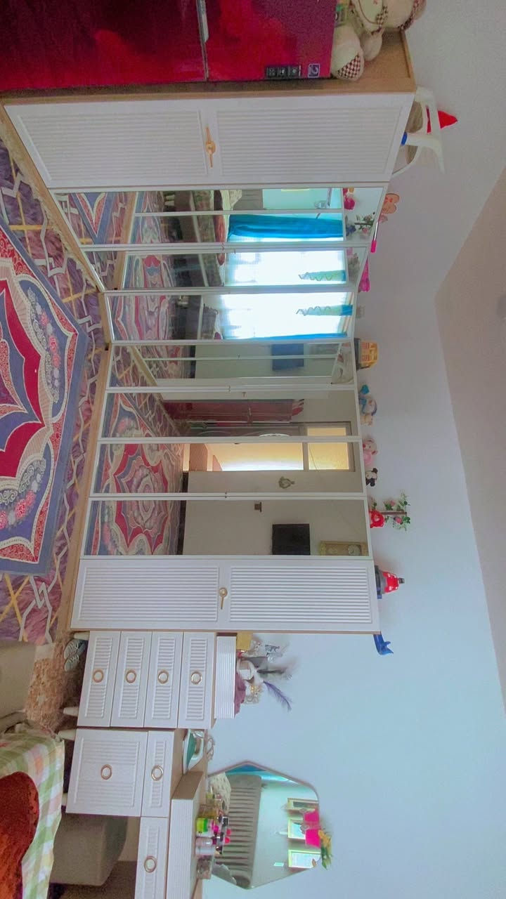 غرفه تركيهً للبيع جديده كلش اخذتها ب٣ونص اريدها بواحد و٦٥٠ مكان كاطون الرحمه لاتصال على الرقم ***********
