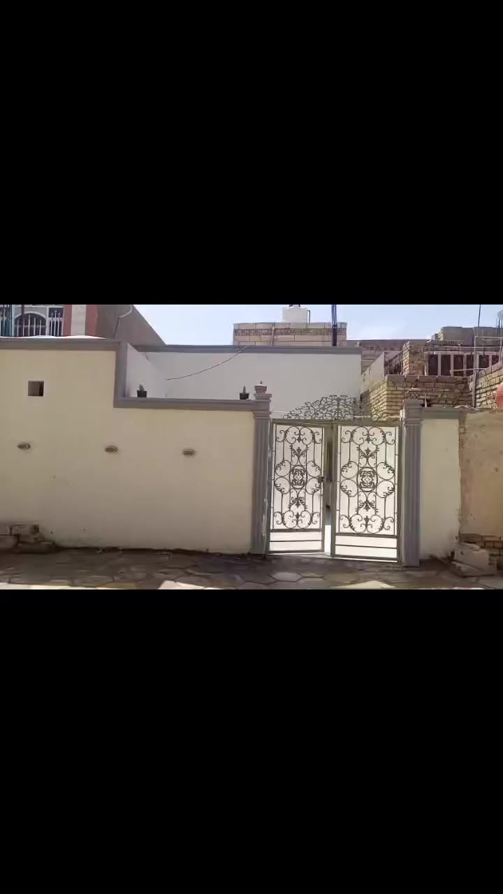 دار للبيع.....طابو مساحه البيت 150م العنوان حي المدني الثاني شارع صباح ثاني فرع عليمين للاستفسار الاتصال ***********
