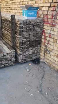 عندي خشب ٨ مكاعب مال مية متر يدك رباط وسكف و. 100 جك عجمان للبيع مكاني...