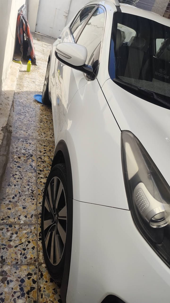 السلام عليكم كيا سبورتج  الموديل 2016 اربيل السياره ماشي 126 وبيها بارد باب السائق وباب الخلفي عكس السائق هم بارد وزارع لها عدسات السياره جاهزه اي نقص ما بيها مكان السياره ببغداد حي القاهره السعر 165 دولار للاستفسار ***********
