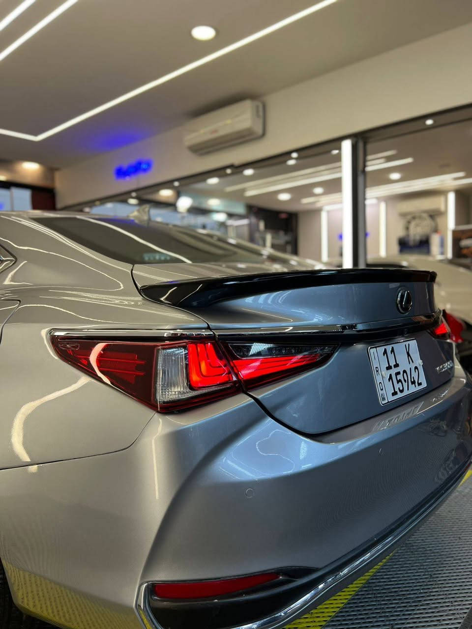 السلام عليكم للبيع فقط بدون مراوس  
Lexus es 300 h 2024 هايبرد 
السيارة فول مواصفات ١/١ 
ماشية 11 الف miles 
حادثها موضح بالصور  صبغ 3 قطع جنطه وباب وجاملغ خلفي وبيها باب معدل PDR بدون ايرباك بدون دواخل شواصي سليمه
بعض من مواصفات السيارة 
كامرات 360 درجة 
حساسات امامي و خلفي 
رادارات امامي و وجانبي 
نقاط عمياء 
تحديد مسار 
مثبت سرعة تفاعلي شفتات ستيرن
تدفئة تبريد كشنات مع خرن ميموري 
تدفئة ستيرن 
فتحة سقف 
داتا شو 
نظام صوتي + دمام خلفي
شاشة جبيرة نظام كار بلي وايرليس 
شحن لاسلكي  
مري شفط وكهرباء 
وبيها بعد هواي مواصفات معروفة 
السيارة جاهزة بدون نقص 
سعرها 270$ وبيها مجال بسيط
مكان السيارة بغداد اليرموك
***********
