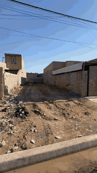 قطعه ارض تجارية للبيع المساحة 150 متر الواجهة 6 متر والنزال 25 متر  طابو زراعي سند 25 تاخذ نسخة من السند وتروح لطابو الشعب مباشرة على الشارع العام عرض الشارع 20 متر مباشرة يطلعك للشعب تبليط ورصيف 4 متر القطعه بيها صوندة مي وبوري مجره مصبوبة وجاهزة للبناء معروضة عند مكتب الغدير للعقار الفرع الثاني *********** بي وتساب
