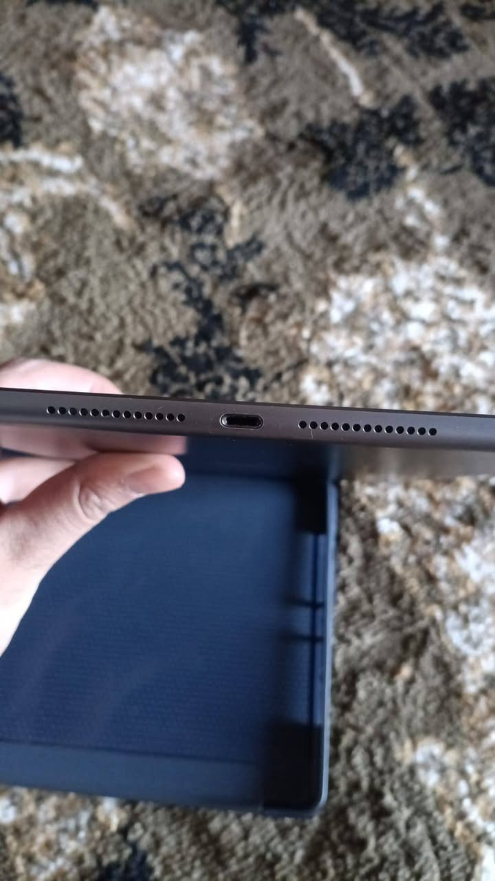 السلام عليكم 
ايباد 9 ذاكره 64 بطاريه 90 
كامل ملحقات 
الجهاز على ايدي مكفول من الفتح والتصليح 
السعر 220 الف 
مكانه بغداد الدوره 
رقم الهاتف ***********
