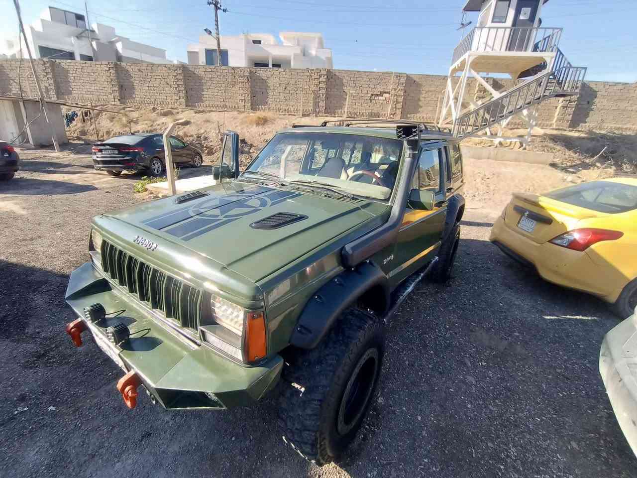 سلام عليكم..جيب شيروكي شخاطه للبيع أو مراوس حسب القناعه سياره كامله الحمد لله كهربائيات فول شغال مري متحرك اربع جامات كهربائي فور ويل باتري والتايرات جديد مصبوغه عام والسعر 65$ ه‍ ***********

