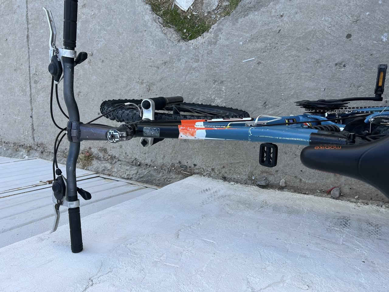 باسکیل امریکی
حجم٢٦ 
قیاس M
مارکە GT 
جسم المنیوم 
دبل امامی ROCK SHOX
  خلفی موجود STR
 سیتم shimano 
بایدرات بولبرین
تایر schwlbe
کشن -MOOLKE
 توصیل کل محافضات عیراق موجود 
عینوان /کلار -رزکار 
ژ.م/***********
