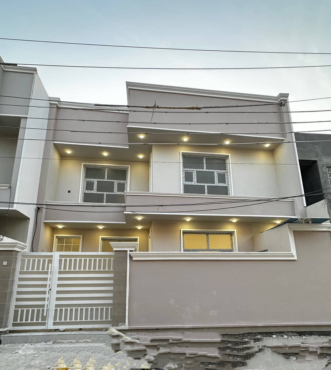 دار للبيع 
طابو زراعي سند 25 
المساحه 150 متر الواجهة 10 متر 
4 غرف نوم مع باقي التفاصيل 
بناء درجه اولى جديد ممسكون 
للاستفسار ***********
واتساب او خاص مفتوح
