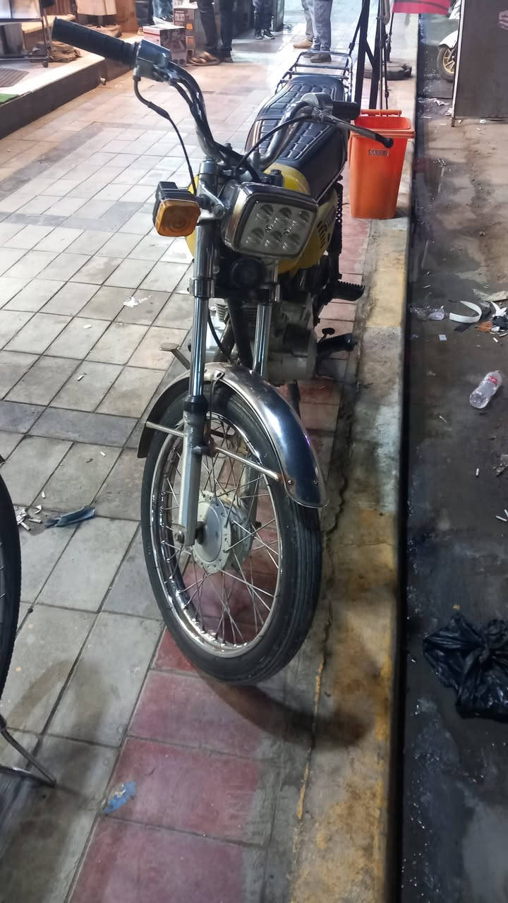 دراجة ايرانية بدون
موجودة بالعمارة مكفولة عشائري ما بيها نقص كير مكينة مكفولات كهربائيات شغالة 
السعر ٥٥٠
***********
