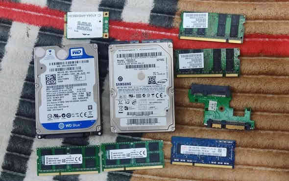 نواعم لابتوب للبيع 
هارد حجم 320 كيكا نوع WD سعر 15 الف 
هارد حجم 320 كيكا نوع SAMSUNG  سعر 15 الف
رام لابتوب حجم 8 كيكا DDR3 قطعتين  سعر  القطعة 20 الف ..   2=40 الف
رام لابتوب حجم 2 كيكا DDR3  سعر5 الاف
تحويلة ديفيدي الى هارد ثاني سعر 15 الف 
رام لابتوب حجم 2 كيكا DDR2 عدد 2 ثنينهم ب 10 
تحويلة هارد ب 5 الاف دينار 
العنوان حي الخليج قرب الملعب 
*********** عمارة
