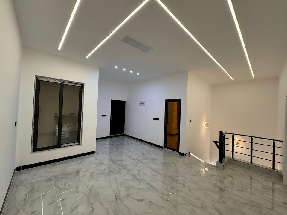 #شركة ونداوي كروب للإنشاءات والعقارات 
دار للبيع من طابقين بناء حديث Zeroفول ملكي مبني بأحدث المواد والمواصفات الهندسية طابو ملك صرف بأسم شخص واحد 
المساحة :- 150متــر واجهة 7,5متـــر  

الموقع:- كركوك حي الضباط عدن خلف جامع تحسين صوراني من ارقى واجمل مناطق كركوك 

المواد المستخدمه في البناء من اجود وافضل الأنواع :-

الأرضية مرمر هندي ديكورات مغربيه الجام دبل الكهرباء نظام فوتوسيل نظام كامرات مراقبه نظام طاقه شمسيه نظام عاكسة  والجرس نظام صوره وصوت 
الماء نظام بورد والمجاري الشريف المصري والكهرباء قصاب التركي الأصلي والبلوك المستخدم في البناء رقم 1 معمل مجيد
  
الأساس نظام رفت والسقف رباط عام للطابقين البيبان تفصال صبغ حراري درجة اولى والحمامات نظام نوزلات 5 مراحل
 
حيث يحتوي الطابق الاول على استقبال و2 غرف نوم وهول ومطبخ حار بارد ومجموعة صحيات داخلية وخارجيه وكراج سياره 
والطابق الثاني على 2 غرف نوم وهول ومجموعة صحيات وسطح أول وسطح ثاني وبلكونات عدد 2 ذات إطلاله جميلة
للتواصل ***********واتس
 ***********اتصال عادي 
مكتب عادل الونداوي كركوك حي الواسطي
