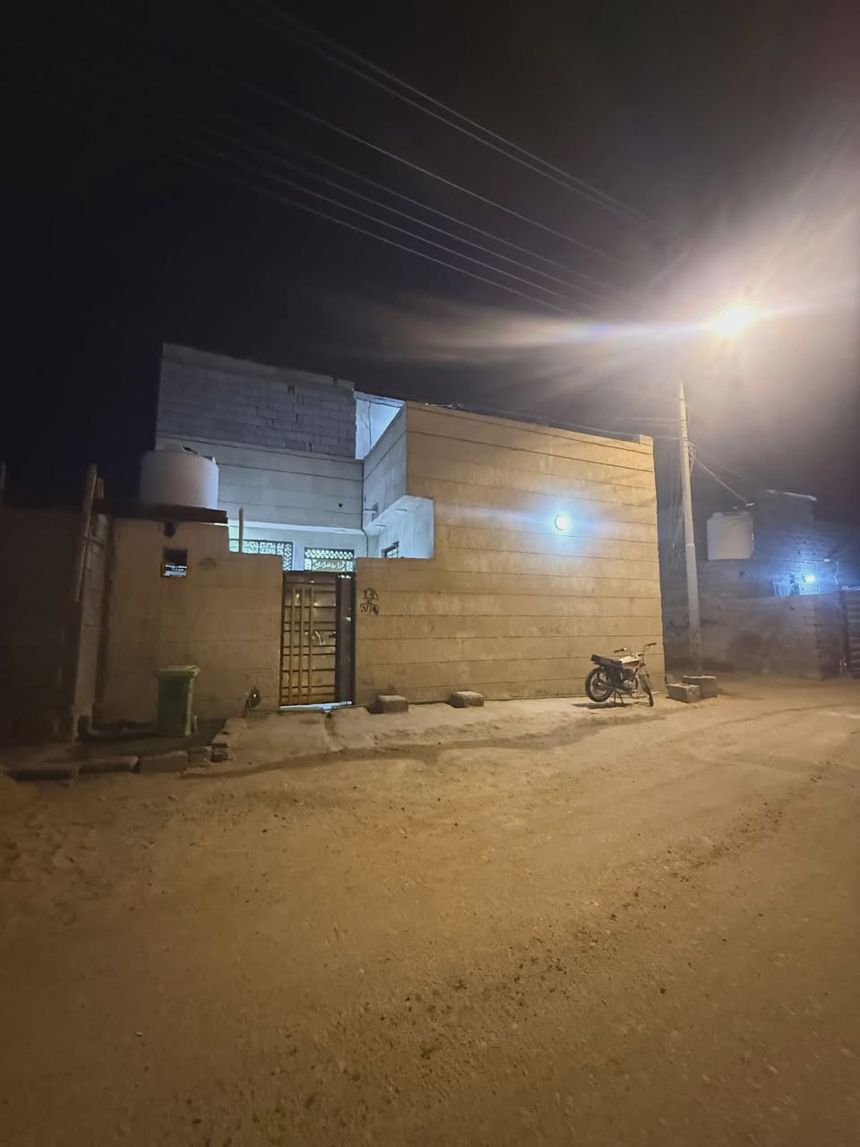 السلام عليكم ورحمة الله وبركاته
***********
دار سكن للبيع 🏬
# طابقين

بناء شخصي درجه أولى
البيت ركن على شارعين
شارع 10 متر تبليط 🛣

جميع الخدمات متوفره
منطقه سكنيه هدوء ومرتبه
مساحت البيت 120م
محتويات البيت ⬇️
دوانيه
صاله
مطبخ
غرف منام 5
صحيات داخلي وخارجي

نوع العقار طابو ملك صرف زراعي عراقي سند 25

العنوان أبي الخصيب أبو كوصره

السعر 70 وبي مجال
للاستفسار ***********
