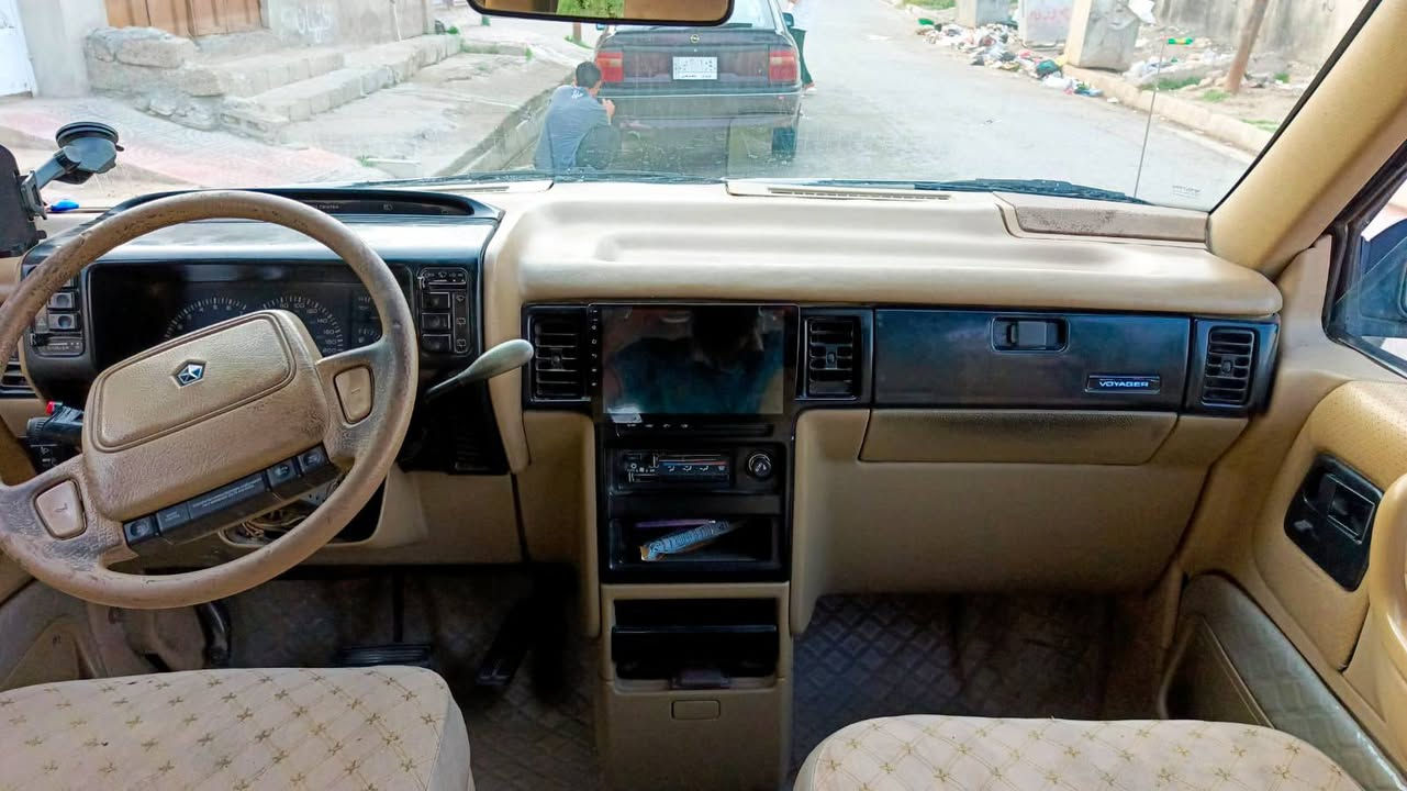 السلام عليكم للبيع سيارة كلايزر شاصي قصير  موديل 1991 رقم اجنبي ب اسمي كير ومحرك بلادي شرط  قفل مركزي كهرابيات كلها شغاله كشنات كهراب السيارة جاهزه من كل النواحي السعر( 37 )العنوان موصل رقم الهاتف ***********

