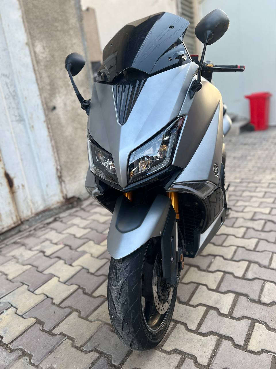 السلام عليكم  TMAX 2017 للبيع بل اصل ايرون ماكس دشبول ابيض وصدر ضهبي الدراجه مبدل كفر تجاري فقط وباقي تفاصيله كله مكفولات مكينه كلجات كهربائيات حته من الحادث مكفوله بيه صالنصه يوشماره اصليه وأشاير وبك لايت رياضيات قايش اصلي الدراجه مابلعوب بيه شي وماشيه 25 حيقي رايده ب53 وبيه مجال  (بغداد الشعب ***********)
