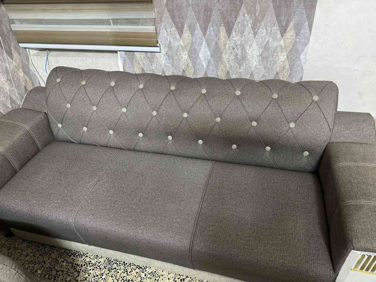 السلام عليكم تخم للبيع لون جوزي ترابي اخو الجديد بدون كسر بدون غسف صناعته تركي انظف من الي بلصوره عدد المقاعد10 مع 6 كوشات وبيهن وجه متناسق ويه التخم السعر750وبي مجال للطيبين رقم الهاتف ***********اثير / ***********كورك :الاسم:مروان
