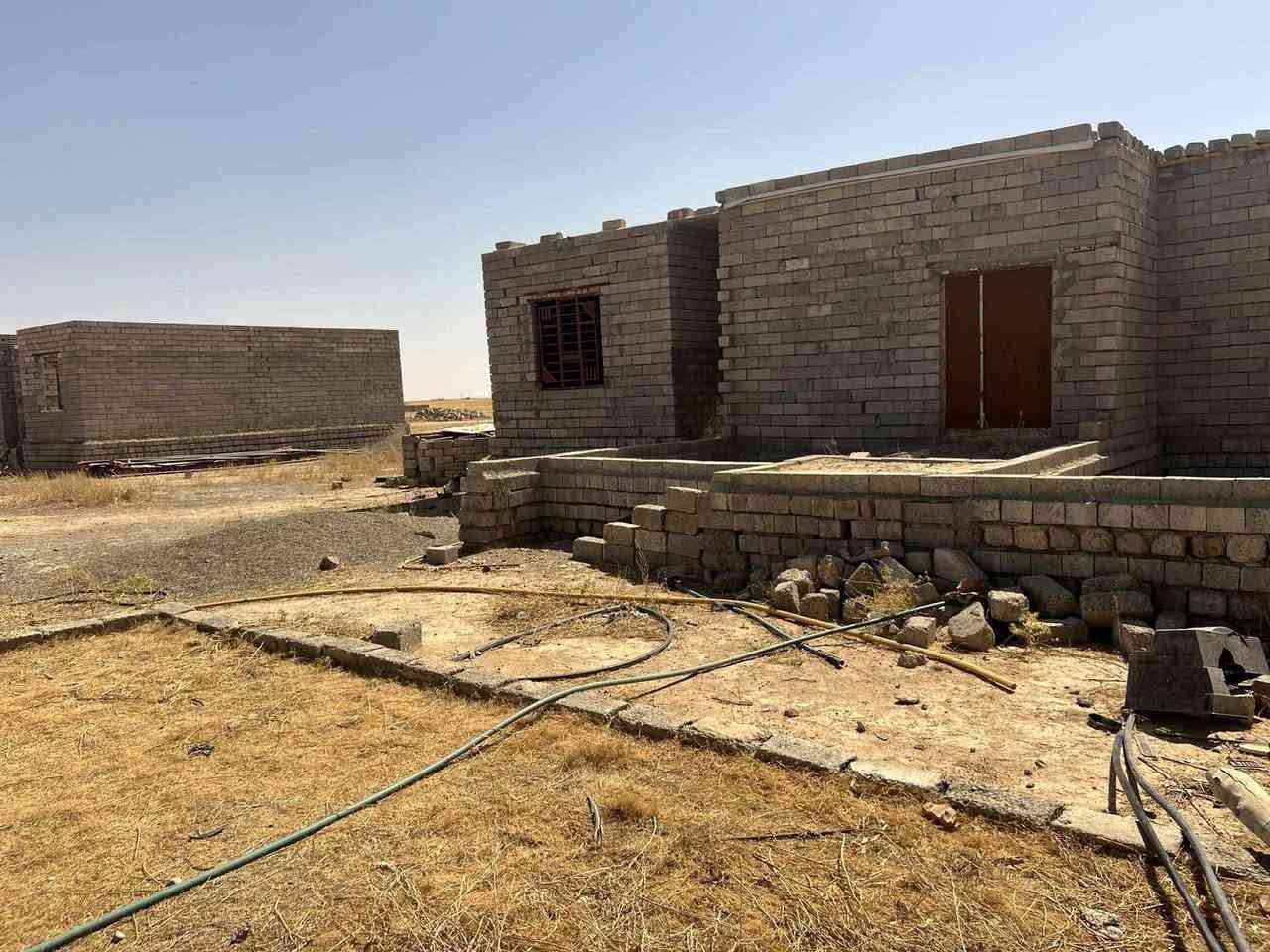البيع ثلث بيوت قريه الحجاج منطه البطعمه الجديده المساحه 30 متر  عرض ولطول 50متر عرض الشارع عشر متر  ماء وكهرباء واصله *********** الشراي يتصل على رقم
