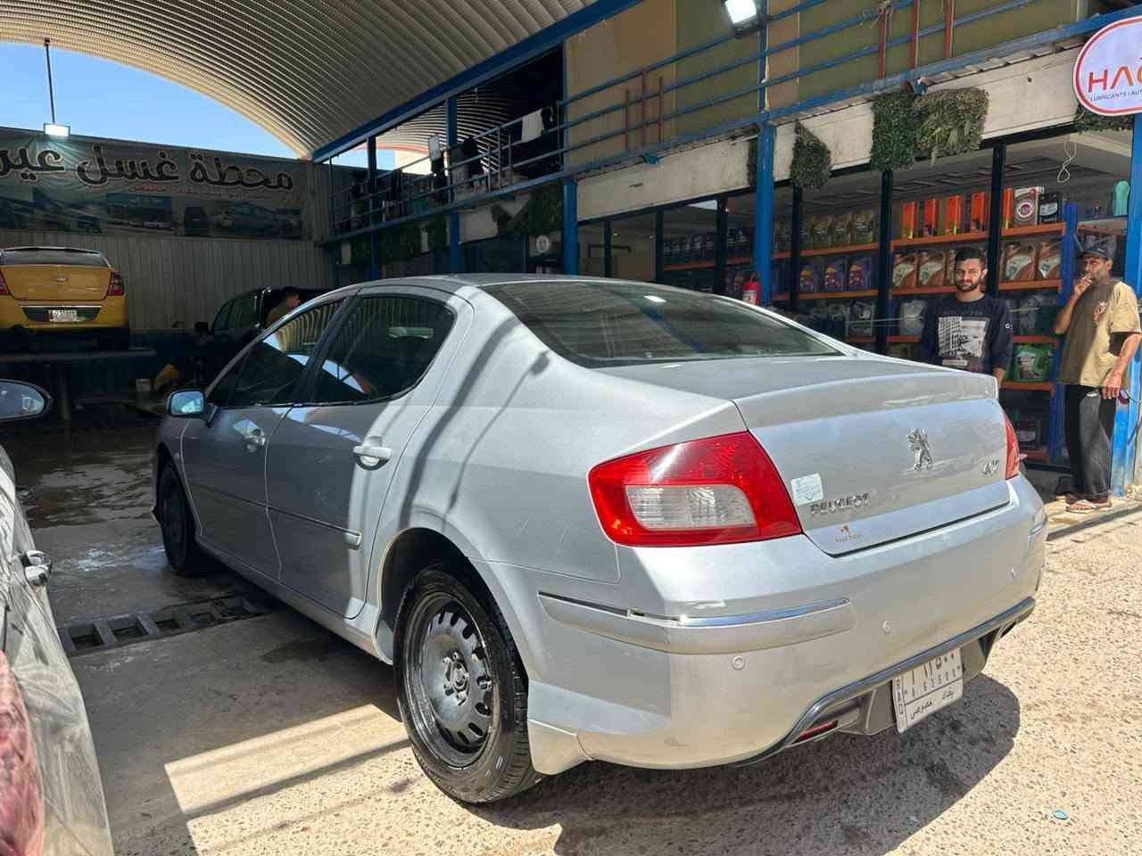 بيجو 407 موديل 2009  رقم بغداد لون رصاصي للبيع
محرك 2200 كير اوتوماتيك 
مكينة و كير مكفولات كهربائيات على حالة الوكالة 
صدر امامي و خلفي جديد تخم تاير جديد
صبغ بلادي يعني السيارة ما مصبوغة
شاشة تسلا اندرويد بلادية سستم صوت 
حساسات خلفية ناطقة 
تحكمات ستيرن مثبت سرعة
منظومة زينون كاملة 
تبريده ثلاجة
تحويل شوكت ما تريد
السعر 62 ورقة
اتصال على هذا الرقم *********** بي واتس
