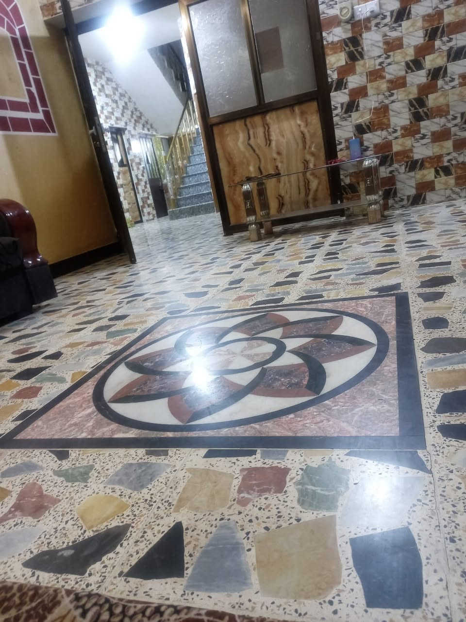 دار للبيع منطقة زعفرانية شارع اسواق مريم مساحت دار ٢٠٠م كراج سيارة حديقة خارجية مدخلين استقبال ومطبخ وصالة وخدمات خارجية وداخلية وغرفت نوم ومناور عدد٢ طابق ثاني خدمات صالة غرف نوم عدد ٢ ومخزن متصل بل طابق ثالث لاستفسار ال اتصال على رقم ***********
