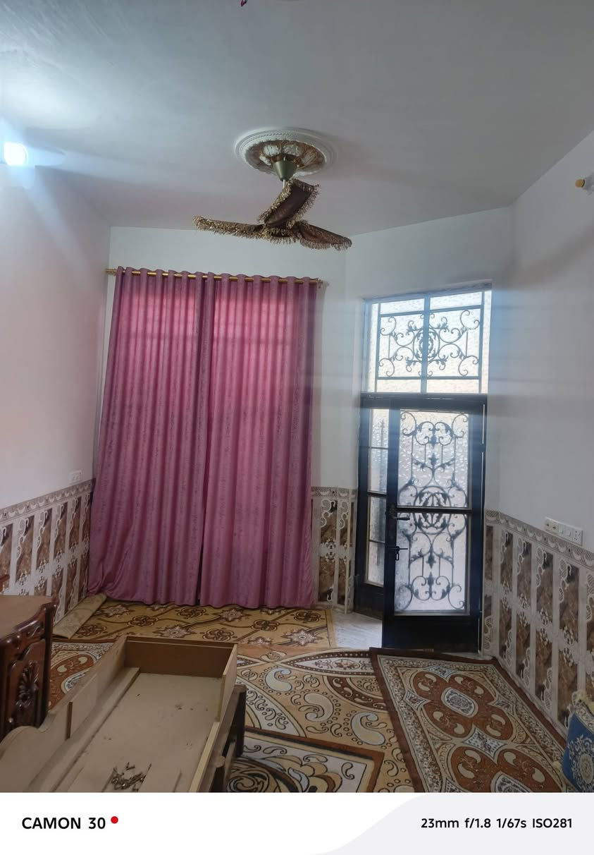 السلام عليكم بيت طابو صرف للبيع ناحيه الفظليه المساحه 150 متر طابقين يحتوي طابق الئرضي على غرفتين وصاله وستقبال ومطبخ وصحيات داخليه وخارجيه والطابق الفوك يحتوي على غرفتين وصاله وصحيات الموقع شارع المحطه قرب صالون الروج للستفسار *********** نستقبل كافت العروض داخل الفظليه وطرافها ❤️
