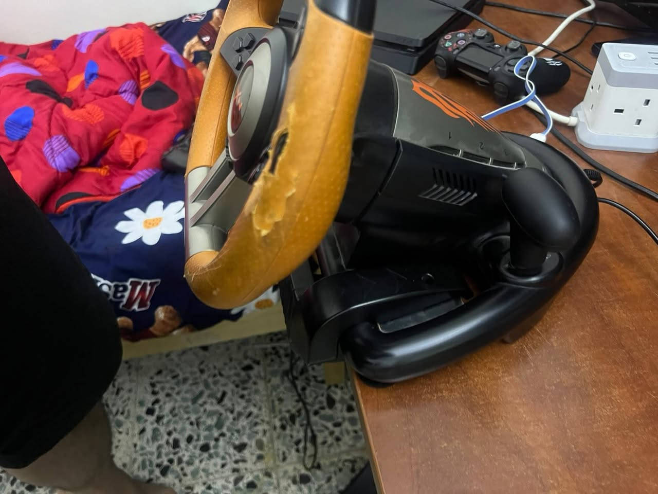السلام عليكم شباب.. للبيع بكج جيمنج كامل (بلايستيشن 4 سليم مع كامل ملحقاته بكارتوناته الأصلية لكل الغراض، جاهز للعب فوراً).
​تفاصيل الأغراض (البيع للكل بكج أو مفرد حسب الرغبة):
​1️⃣ جهاز البلايستيشن (السعر مفرد: 290 ألف)
​جهاز PS4 Slim نظيف جداً من الناحية البرمجية وشغال 100%، البدي الخارجي بيه شخوط سطحية بسيطة موضح بالصور وما تؤثر ع الأداء نهائياًGod of War (كود اوف وور).
​كارتونة الجهاز الأصلية موجودة.
​يدات عدد 3 (2 أصليات بكارتوناتهن الأصلية موجودة وعليهن كفرات حماية + 1 تجارية شغالة تمام) مع شاحنة الظهر لليدات.
​2️⃣ جهاز UPS ضخم (السعر مفرد: 100 ألف)
​جهاز UPS ماركة Nexxt بقوة 2000VA تشغيله وتبريده ممتاز، يحمي البلي والشاشة من انقطاع الكهرباء.
​كارتونته الأصلية موجودة.
​3️⃣ سماعة ألعاب (السعر مفرد: 25 ألف)
​سماعة جيمنج نظيفة وصوتها ممتاز وعالي ومحيطي.
​4️⃣ دركسون / ستيرن ألعاب (السعر مفرد: 75 ألف)
​ستيرن PXN مع الدواسات لعشاق ألعاب السيارات وفك الرعب.
​كارتونته الأصلية موجودة.
​(للأمانة الجلد الجانبي البرتقالي بيه تقشر وتلف بسيط موضح بالصورة).
​🔥 السعر لقفل البكج كامل (كل الغراض سوية بكارتوناتها): 450 ألف دينار فقط! مع جنطة اقراص كاملة هدية 😁 فيها اقراص
​📍 المكان: [ بغداد الحبيبية قرب مركز الشرطة ]
📞 للتواصل: [***********]
(ملاحظة: الفحص والتجربة عند الشراء لضمان حق المشتري).
(وبيها مجال) وجنطة اقراص كاملة هدية فيها اقراص

