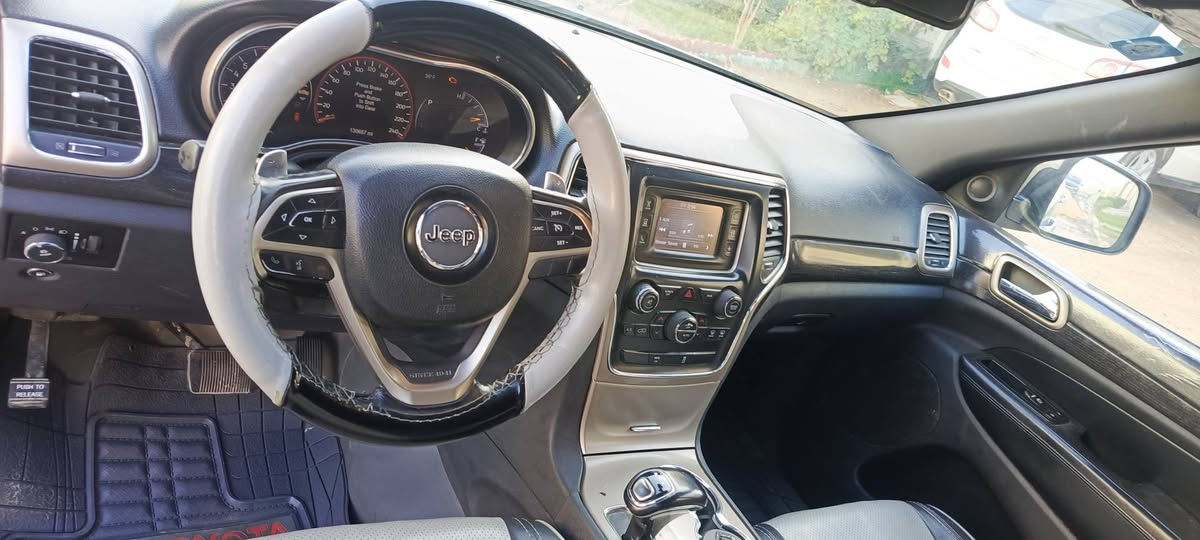 السلام عليكم .
جيب لاريدو 2014 كلين بدون ظرر بدون صبغ.

بالعراق صار بيها ربع جاملغ امامي صبغ فقط .
كشنات جلد 
گير ماوس 
ويل كروم 
كاميرا 
تحكمات ستيرن 

السعر 195 ورقه .

***********/غير متواجد على الفيس .
