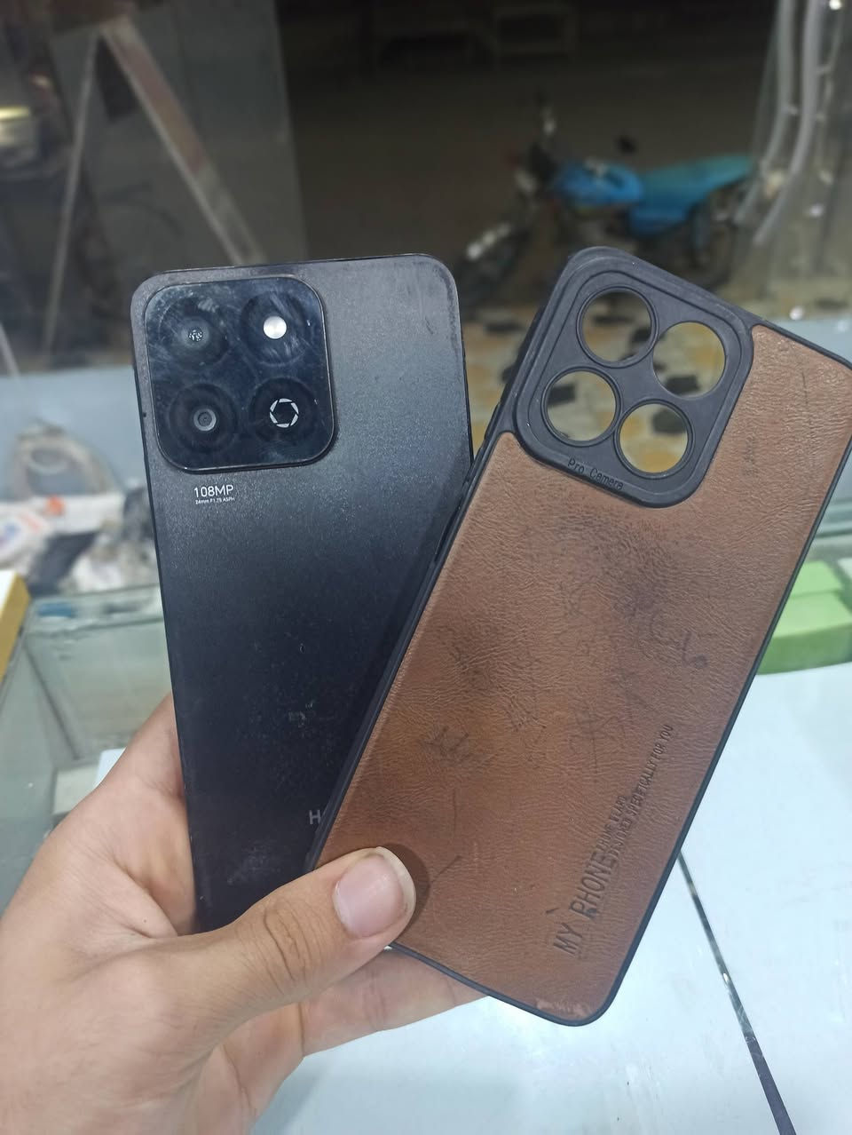 سلام عليكم
موبايل للبيع 📱

Honor x7c
256 كيكا 
رام 8+8 turbo
بطارية 🔋 6000mah
كاميرا 108  ميكا بكسل
 🛑 مبدل شاشة و بطارية بشرط ابيع 

 💵 سعرة 105 الف بي مجال قليل 

سعر جهاز لوك 245 الف

📍عنوان محل طوز جمهورية بصف لفة سيروان مقابل ازياء هيمن اسم محل Ar Santar 

رقم / ***********
واتس اب/***********
