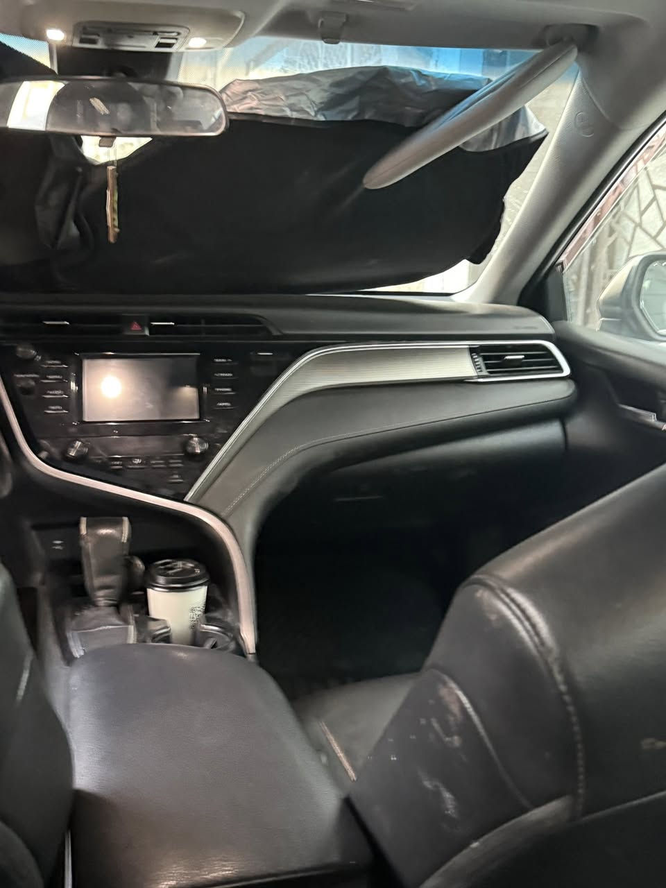 السلام عليكم 
كامري ١٨  Se
مواصفات كامله عدا البصمه
السونار والضرر موجود بالمنشور 
مبدل مكينه جديده 
ماشية ١٣٧ كيلو متر 
رقم بغداد  مشروع وطني 
السعر ١٧٠  
مكاني كربلاء المقدسة  - شارع المحافظه  
***********
***********
