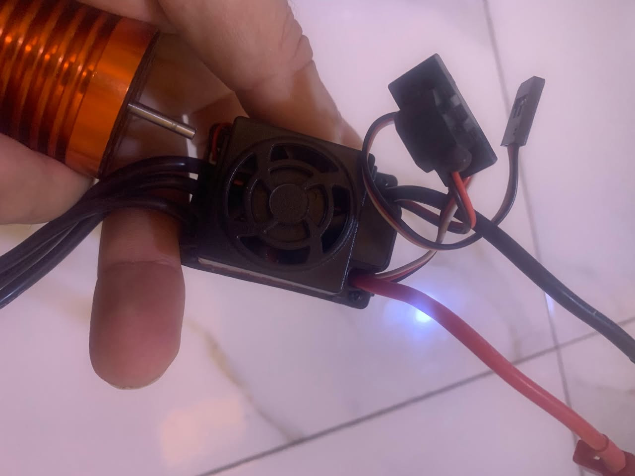 محرك كهربائي ذكي وجهاز تنظيم سرعة (سيستم بروشليس كامل) مخصص للسيارات اللاسلكية الريموت (RC Cars).
  F540 3300KV Brushless Motor + ESC
 المكونات: الكارتونة تحتوي على محرك بروشليس (Brushless Motor) بقوة 3300KV، و السرعة الكهربائي (ESC) (غالباً بقوة 45A أو 60A).


**إذا كنت صاحب هذا الإعلان وتريد حذفه لأي سبب، رجاءا أرسل رسالة إلى الدعم الفني**