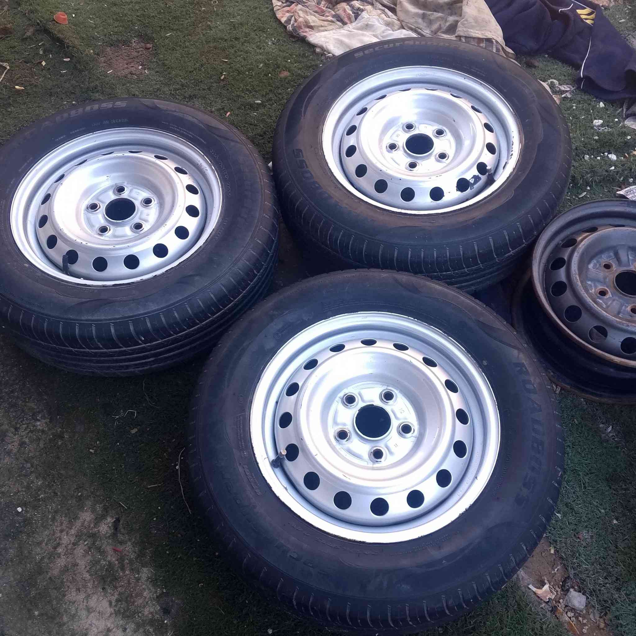 ويلات 15 فلاونزه جدد تخم تايرات جدد السعر 250العنوان البصره رقم الهاتف ***********
