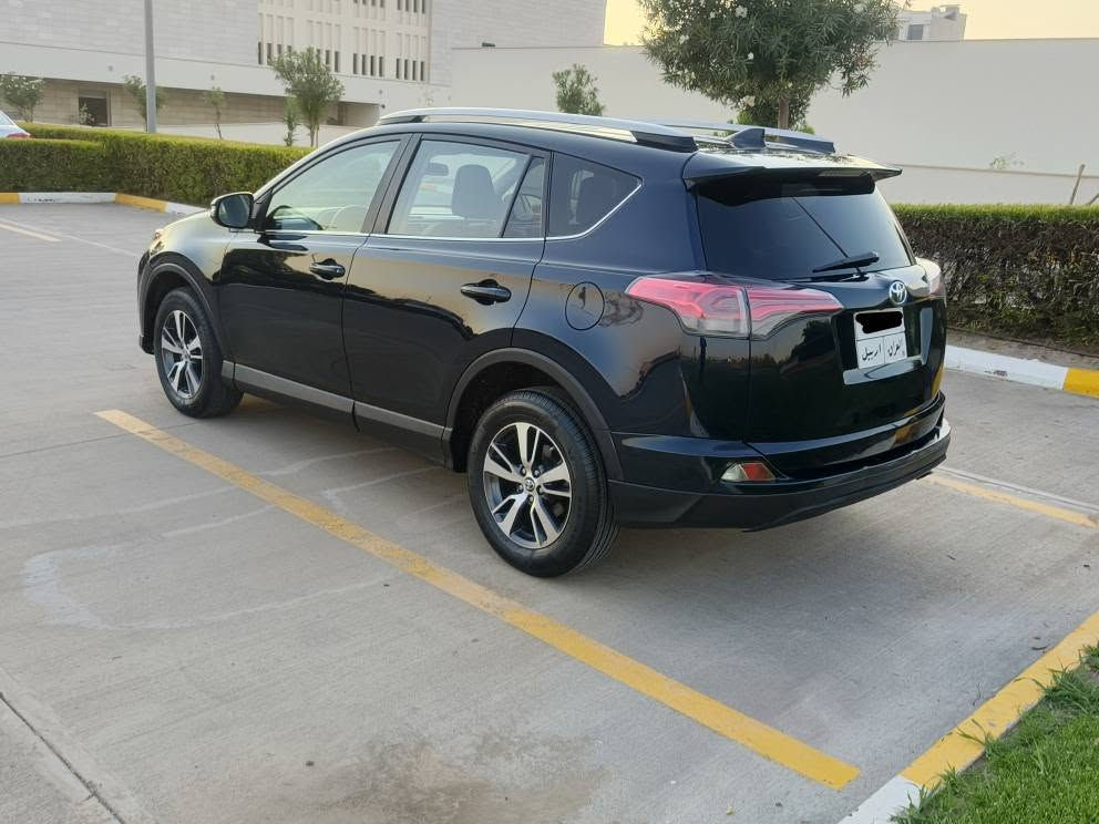 toyota rav4 2018 XLE 
‎(سعری :155 وەرەقە مەجال )
‎
‎تۆیۆتا ڕاڤ فۆڕ 
‎مۆدیل : 2018 
‎١٢٨ هەزار کم ڕۆشتیە 
‎مواسەفات: XLE سلاید فول مواسەفات 
‎ناو سپی ، ڕاداری ئاوێنە ، سندوق شەفت ...هتد 
‎دەبل ئەکسل 
‎گێرو مەکینە بەشەرت 
‎دوو پارچەی سبوخە (سندوق ، بۆنید )
‎ئەرباگ بیلادیە نەتەقیە  
‎سەنەوەی دوو مانگی مایە 
‎شوێن هەولێر 
‎ڕەقەم تەلەفۆن : *********** 
‎رەقەم شانسی : 
‎2T3RFREVXJW837205
‎ أربيل, العراق
