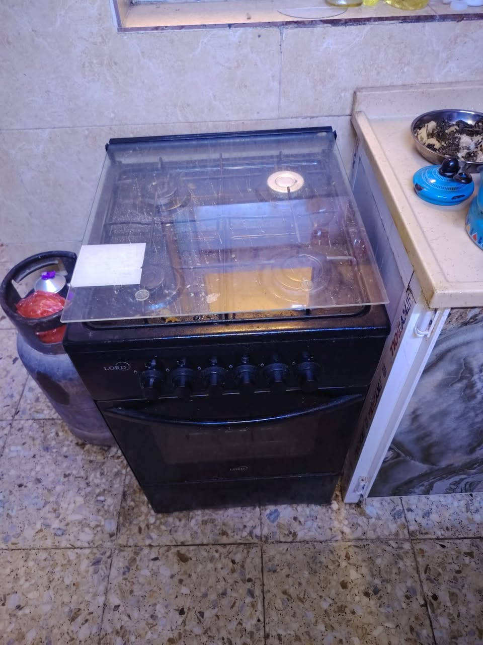كاونتر المنيوم طول الكاونتر مترين والسنك قياسة متر و٣٠سم مرمر وغسالة هيتاشي ٨كيلو وطباخ ٤مشاعل وفرن كلة شغال نوعيتة لورد الطباخ الغراض نظيفة والسعر مناسب العنوان بغداد حي الجهاد الي يريدهم يراسل عالخاص أو يتصل على هذا الرقم *********** بي واتساب

