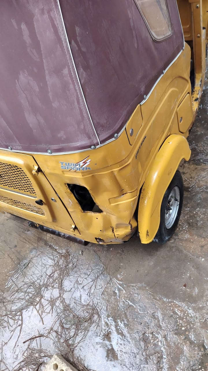 السلام عليكم تكتك 21مرقمه رقم بغداد مكينه نضيفه مكفوله من صبغ بيه ضربه موضحه بصوره بيه بارد شراي يخابر ***********
