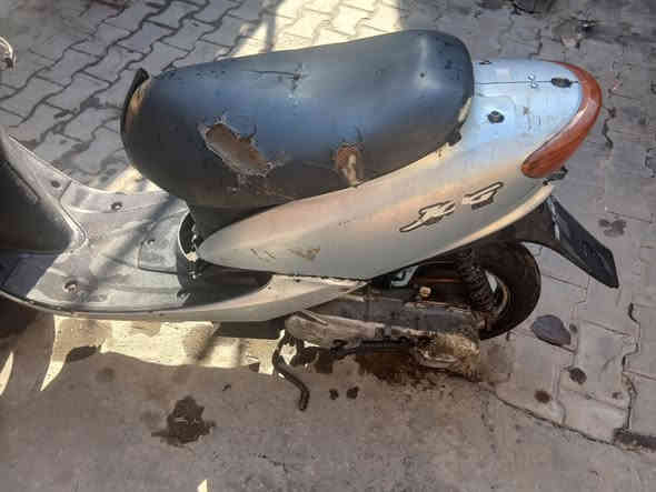 السلام عليكم ورحمة الله وبركاته دراجه للبيع السعر 170 وبيهه مجال عصفوريه هسه شادلها بوشه اصليه وهاي كدام عينكم الكفرات نص عمر وهذا رقمي *********** وبخدمة الشراي مكاني مدينة الصدر
