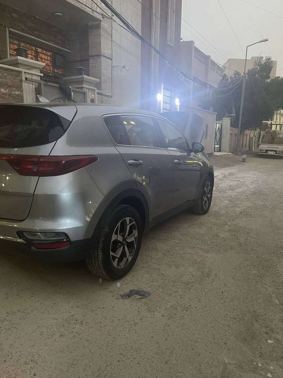 السلام عليكم 
سبورتج موديل 2020 مواصفات معروفه مال الامريكي 
شاشه جبيره
تحكم استيرن جهتين 
تبريد قطعتين 
كير 3 وضعيات سياقه سبورت نورمال وايكو . وتثبيت سرعه  وتحديد مسار  توقف ذاتي 
ضربتها بنيد نصه وجاملغ يعني قطعه ونص 
ماشيه السياره 80 كيلو مو ميل 
وسحبه صغير بالشاصي الايمن متبين ابد تبريد و كَير ومكينه خير من الله ميحتاجلها مصرف ربع
 ترايها للبصره وصور السونار منشوره رايدها ١٥٨ وبيها مجال ❤️❤️ *********** بغداد, العراق
