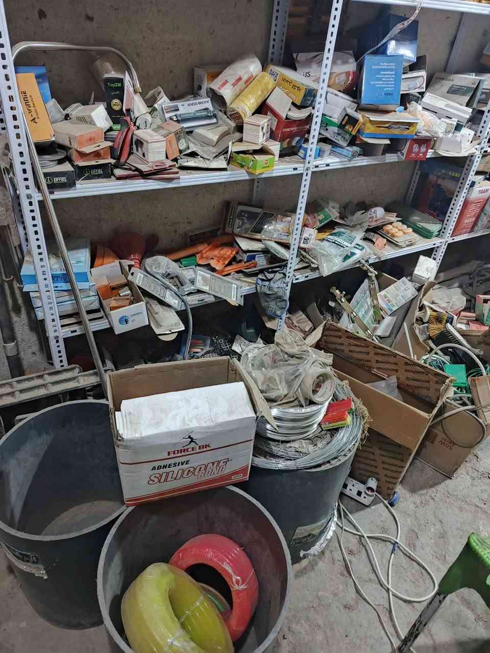 محل بلديه للبيع مسدد من البلديه ما عليه ديون موقع ومكان مميز على ثلاث شوارع في الحي العسكري الناصريه مركز مقابل روضه عبد الله الرضيع. شارع المدارس ثلاثه عرضه وسته طوله للبيع مع المواد انشائيه كهربائيات مع الرفوف والسبليت الاختيار المشتري المحل واحد او الاغراض وحدها او الاثنين معا البيع                        الجاد يتصل ***********
