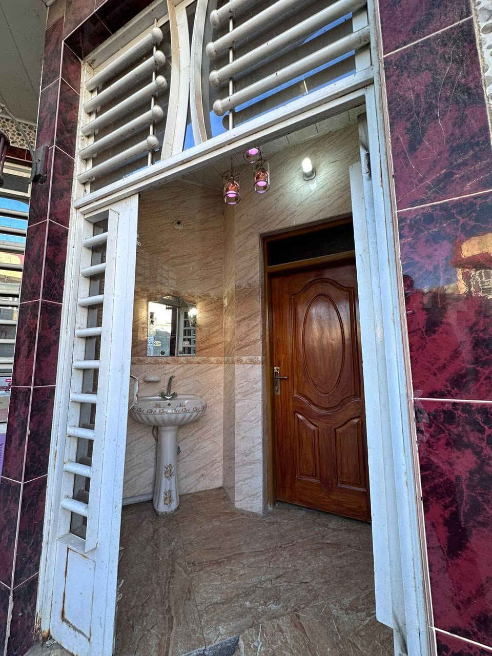 للبيع المساحه 250 متر 
غزفتين نوم كبار 
استقبال 7 في 4 ونص 
صالة 8 في 6 
مطبخ 5 في 4 
صحيات داخلية وخارجية 
بناء البيت سيراميك للسقف 
الارضية كله بورسلين ايطالي ..عنوان قرب دائرة الزراعه خلف بيت مهدي عاكول شاره 7 متر للاستفسار ***********.   ***********
