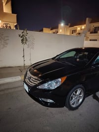 للبيع هونداي سوناتا موديل 2013 وارد أمريكي ضررها باب وجاملغ فقط حادث ا...