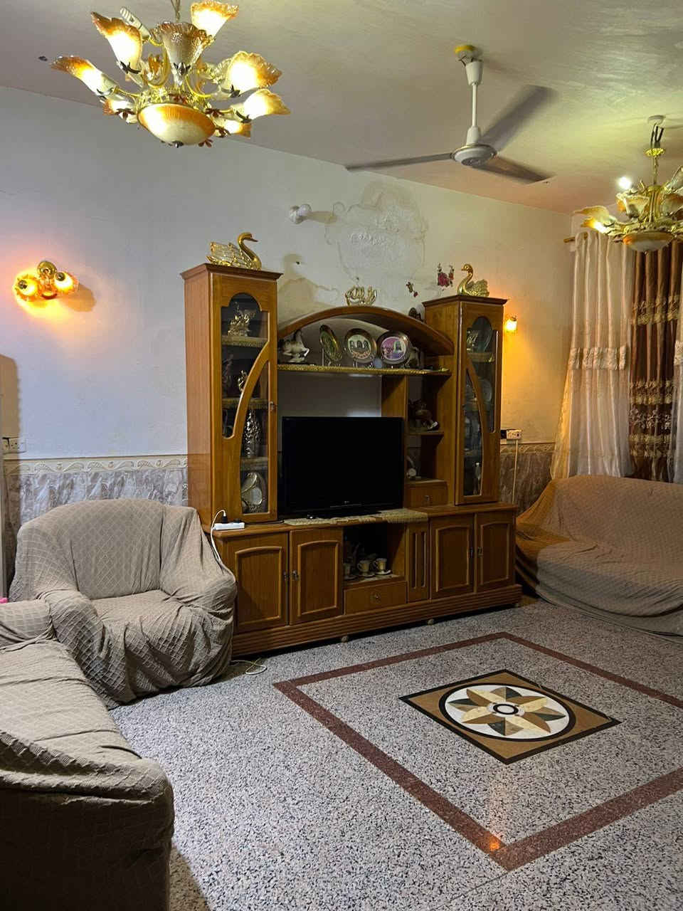 يتوفر دار سكن 200 متر بالطشاش  الأولى قرب جامع الحسن العسكري طابقين
6غرف نوم واستقبال وهول ومطبخ وصحيات
للاستفسار على الرقم ***********
