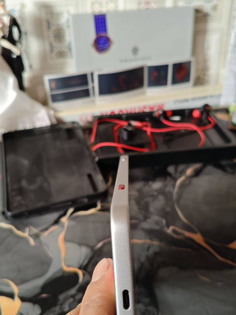 ريد مجك استرا تابلت 
بي ضمان سنة ونصف من شركة الاماني 🤍

المعالج: Snapdragon 8 Gen 3 Leading Version 🚀

الذاكرة: 256GB

الشاشة: 165Hz Gaming Display 🎮

❄️ نظام تبريد احترافي جدًا:

مروحة تبريد داخلية RGB

غرفة تبريد Vapor Chamber كبيرة

تبريد سائل متعدد الطبقات

يحافظ على الفريمات ثابتة ويقلل الحرارة بالألعاب الثقيلة

🔊 سماعات ستيريو قوية جدًا وصوت نقي

حالة الجهاز:

استخدام شهر ونص فقط

البطارية 99%

بدون أي شخط أو كسر نهائيًا
السعر 840 وبي مجال مكاني كربلاء 🤍

تابلت مخصص للألعاب والأداء العالي ويشغل كل الألعاب بأعلى إعدادات بدون تقطيع 🔥


**إذا كنت صاحب هذا الإعلان وتريد حذفه لأي سبب، رجاءا أرسل رسالة إلى الدعم الفني**