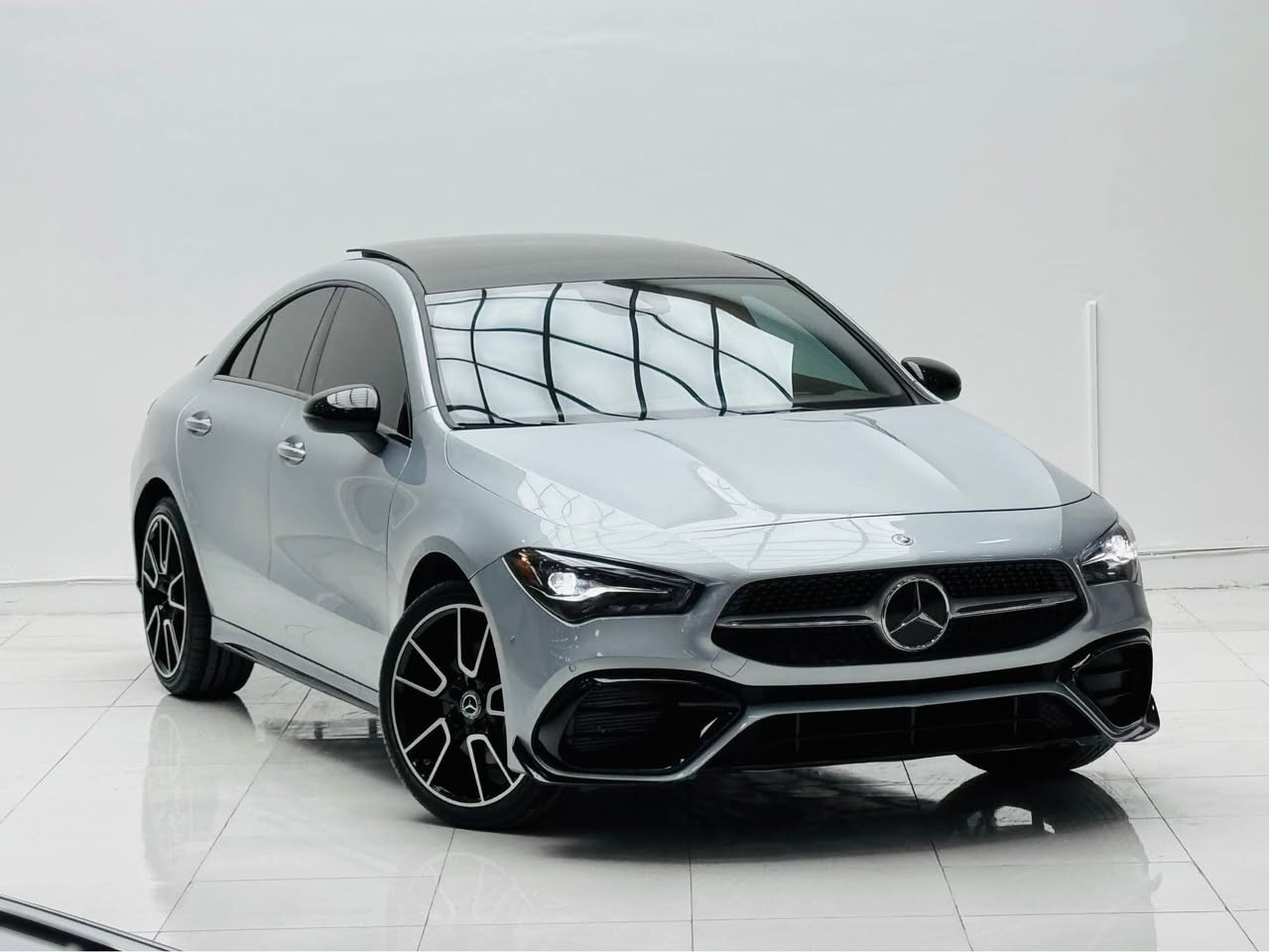 💥للبيع💥
‏ Mercedes Benz CLA 250 
‏ 🔥Body Kit AMG🔥
 موديل// ٢٠٢٥
ماشية// ١٥ الف ميل
حجم محرك// ٤ سلندر ٢٠ توربو🚀

❌ملاحظة/ ٣ قطع صبغ فقط بدون دواخل حادث خفيف💯

❌ارباك فقط سترين طاك و راجع شركة💯

💰سعر ٢٨٥ ورقة و بي مجال للشراي

☎️⬇️☎️
 ***********
 ***********

📍مكان سيارة/- اربيل شارع ١٠٠ م معرض فجر الخليج
مواصفات⬇️
بانوراما
حساسات امامي و خلفي
كاميرة خلفي دوارة
كشنات امامي تدفئة و خزن ميموري
سيستم سماعات صوت Brimbston
داخل سيارة بيبان Ambid light
بريك كهربائي
شحن وايرلس 
بعد بي مواصفات هواية.... أربيل, العراق
