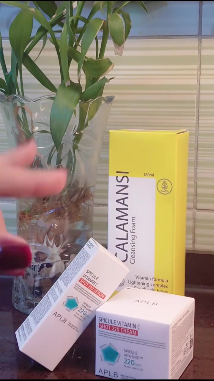 بكج البشرة الزجاجية الكوري اللي مجنن الدنيا 🪞✨
3 خطوات وبشرتج تقلب مراية حرفياً

**الخطوة 1: غسول كالامانسي** 🍋
ينظف ويفتح ويطفي البهتان بفيتامين C مركز
رغوته كريمة والبشرة تصيح بعد الغسل "نورتيني"

**الخطوة 2: سيروم سبايكيول 220 شوت** 💉
هذا سر اللمعة! ابر فيتامين سي مايكرو تدخل للعمق 
تفتيح + شد + ترطيب + تهدئة بضربة وحدة 
تحسين بوخز خفيف = اعرفي انه دا يشتغل صح👍🏻

**الخطوة 3: كريم سبايكيول 220** 👑
يقفل كلشي ويختم اللمعة الزجاجية 
كولاجين + هيالورونيك + سكوالان = بشرة مشدودة مرطبة 24 ساعة

**النتيجة؟** 
بشرة صافية، موحدة، مشدودة، وتلمع لمعة مراية حتى بدون فلتر 📸❤️

**يناسب**: كل انواع البشرة حتى الحساسة 
**السر**: سبايكيول 220 يوصل المكونات للعمق 10 اضعاف

الي تريد بشرة كورية قزاز هذا بكجها 👇
اطلبي هسه قبل لا يخلص العرض + التوصيل مجاني 🚚🎁
@إشارة الجميع

السعر 56 الف والتوصيل مجاني


**إذا كنت صاحب هذا الإعلان وتريد حذفه لأي سبب، رجاءا أرسل رسالة إلى الدعم الفني**