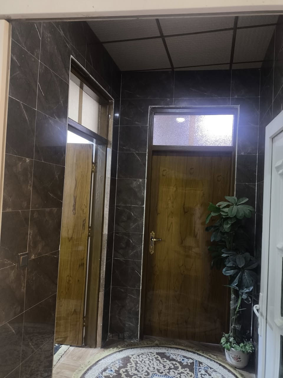 بيت طابو صرف للبيع  200 متر طابقين منفصلة بدرج خارجي بناء 2020 شارع 12 م
التاميم القادسية الثانية قرب محلات ام شهد من جهة وقريب من ماركت المصطفى من جهة اخرى وقريب من مول الغزال من جهة اخرى 
كل طابق يحتوى على غرف نوم 2 هول ومطبخ وديوانية وصحيات الطابق الاول بناء طابوق 
الطابق الثاني ثرمستون 
بناء سنة 2020
ارتفاع البيت عن الطرمة 40 سم 
وارتفاع الطرمة عن الشارع 40 سم 
الشوارع مبلطة مدارس واسواق ومسجد قريب 
هذا رابط الموقع 

https://maps.app.goo.gl/QqenN6vY2sCkr8Gq8

لمزيد من التفاصيل   
واتس اب 
***********
