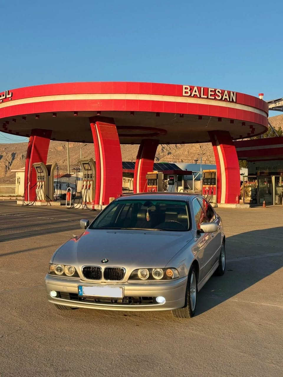 بی ئێم مۆدیل ٢٠٠٢ مواسەفات فولە بەس سلایت نیە  مەنەفیست ئەسلی لەگەلە غرامەی بەشەرت سەیارەکە زۆر خاوینە ٢٠٢٢ داخیل بوە  گیرو مەکینەی بە شەرت پیشو پشتی توندو تۆلە چرکەی تیدانیە مشتەری نی سەرم مە یشینە 
سعری ٨٧
***********
*********** أربيل, العراق
