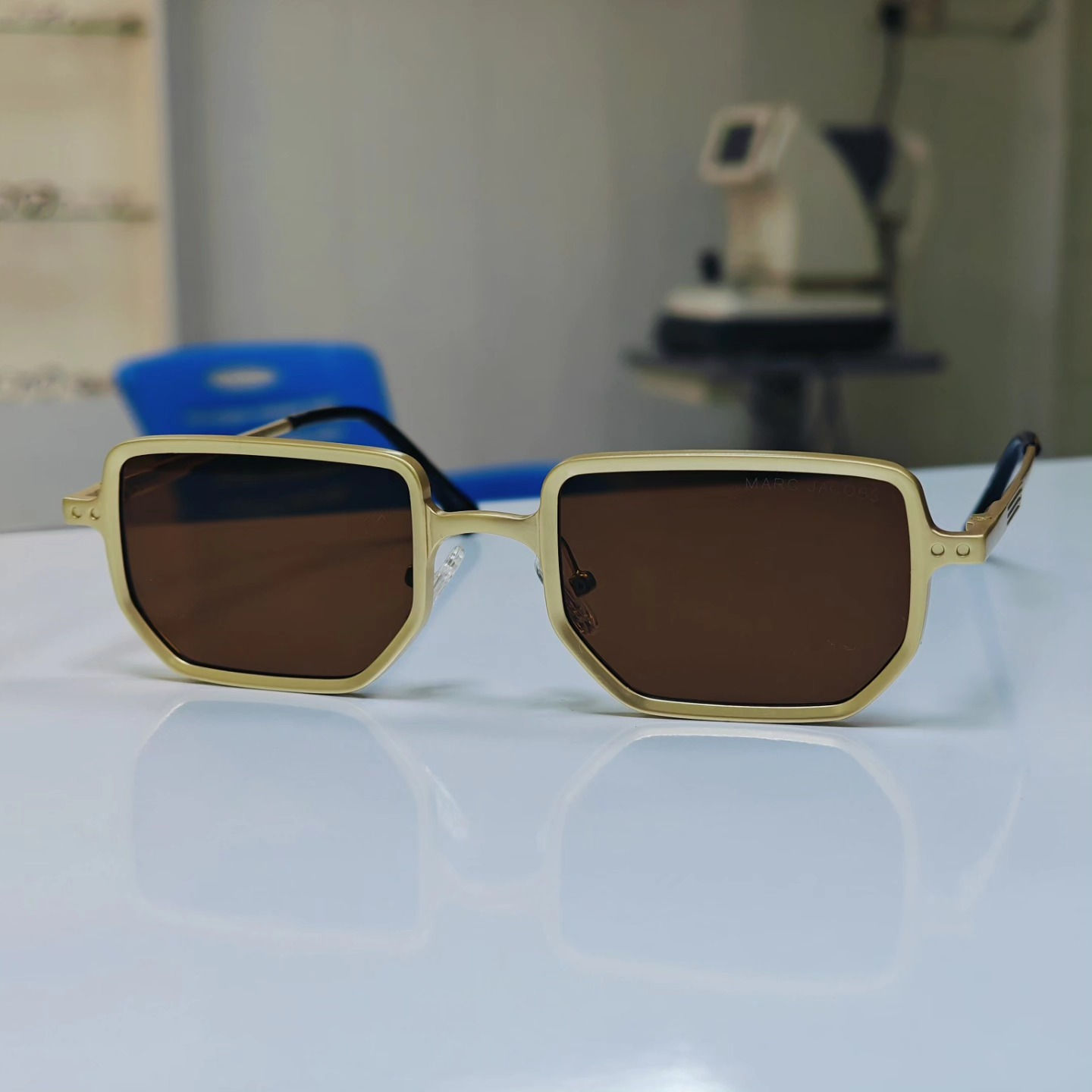 إطار شمسي معدني (قطعة واحدة فقط)
 يوجد توصيل لجميع محافظات العراق
للطلب ***********
العنوان واسط الصويره حي المعلمين شارع أسواق بيت صخي قرب سرمد مول
فحص بصر نظارات طبية نظارات شمسية عدسات لاصقة 

#نظارات_شمسيه #عوينات_المرتضى #المرتضى_للبصريات #نظارات_طبيه
