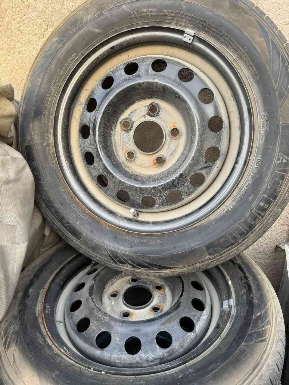 السلام عليكم للبيع غراض كي فايف اسعار مناسبه 

ويل كي فايف GT اصلي حجم 19 مصبوغ اسود تخم + زوج تايرات 200$ 

دبات كي فايف  GT  زوج 4 كزوز بلادي 100 $ 
 
وسطيه كاتم بلادي 50 $ 

سبايدر اصلي مسح 50 الف 

تك تاير هلو صيني غير مستعمل قياس 245 /40/19 50 الف 

تخم ويل اسود مع تايرات يرهم النترا فورتي كي فايف عاديه   200 الف 

بغداد ***********
