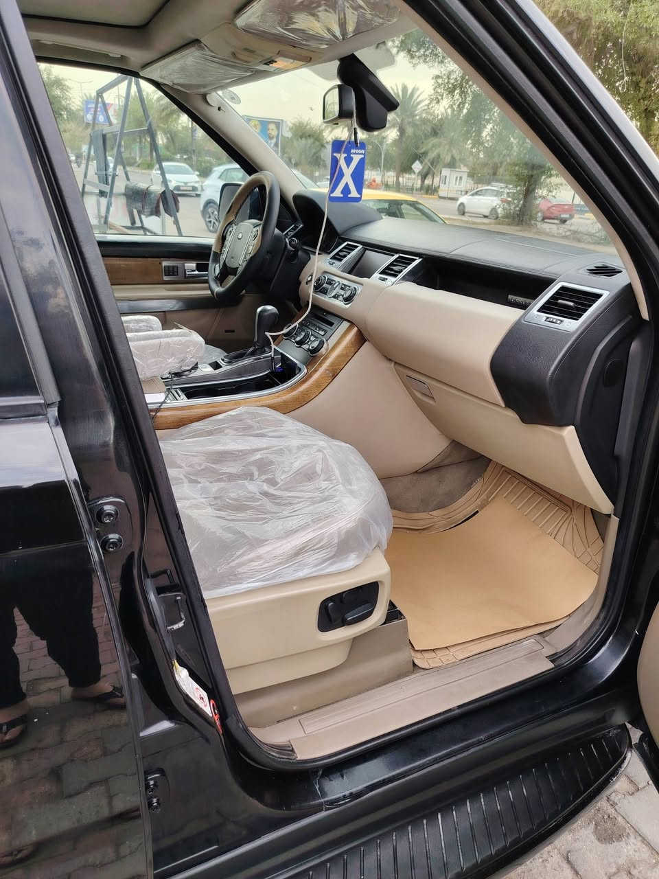 ⁉️ رانج روفر 
السلام عليكم
اريد مراوس 
‏رانج 2011 السيارة سبورت
‏مكينة عادي المرغوب
‏السيارة بيها شويه جراد بالبنيد 
‏تخم تاير جديد 
صدر جديد
تخم تاير جديد ويل جديد سبورت 
‏السيارة فول ‫1‏÷1‬
‏بصمة فتحت سقف 
‏ تحكمات استيرن 
‏كشنات كهرباء
‏ نظام ال  فورويل
‏جكات ⬆️⬇️
‏لايت زنون
‏ مالتها أصلي
‏السعر 160 وبيها مجال 
‏استفسار رقم الهاتف *********** 
‏مكان السيارة  بغداد 
رقم اربيل تحويل وكاله غرامات بشرط صاحب السنويه جيراني بغداد
