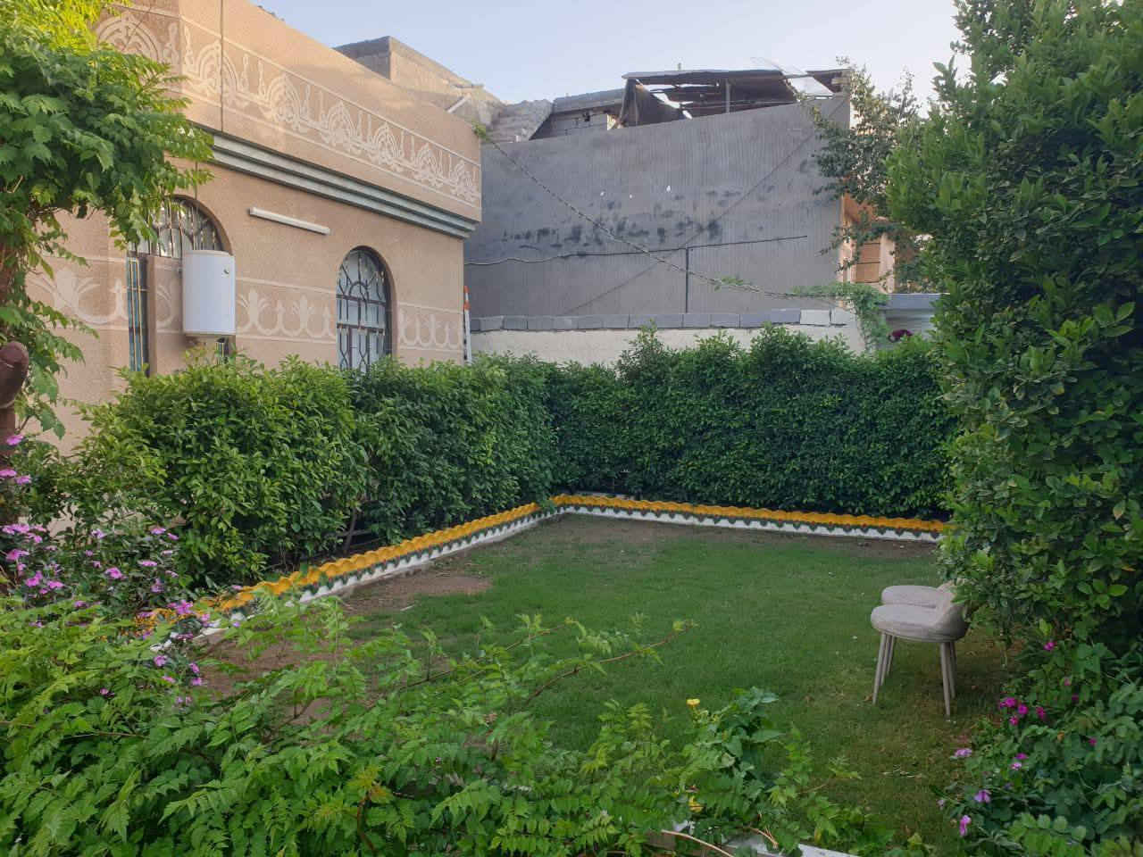 السلام عليكم بيت في الخالدية قرب مستشفى الرشيد المساحة ٣١٨ ومعه اربع سبالت ومرجوحه بالحديقة  التواصل  ع الرقم ***********
