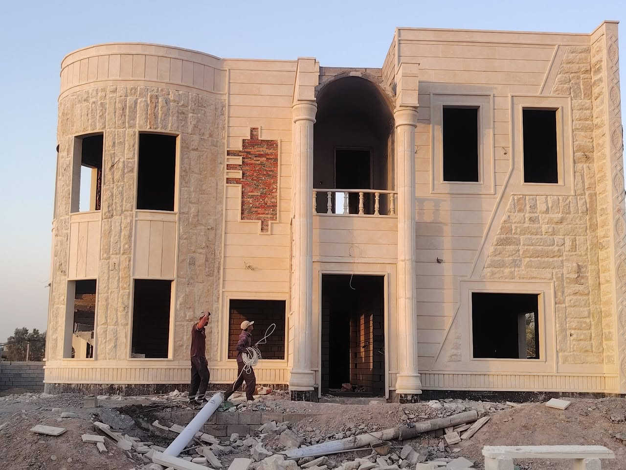 سلام عليكم  خوان  شغل واجهات لي يحتاج كوبنات شبابيج حف ودرز بسعر مناسب الي حب يتصل***********
