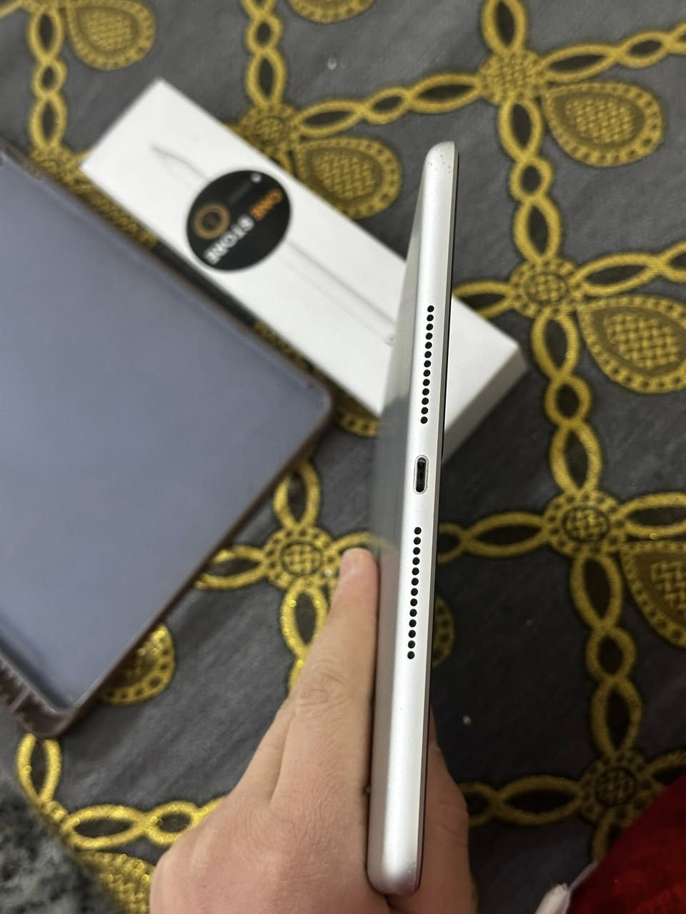 السلام عليكم
ايباد 9 للبيع نضافة 100‎%‎ استخدام قليل بلشحن قطارة ابد مايصرف 
استخدام فقط للدراسة.
قلم 🖊️ Apple الأصلي استخدام شهرين فقط للبيع 
***********
